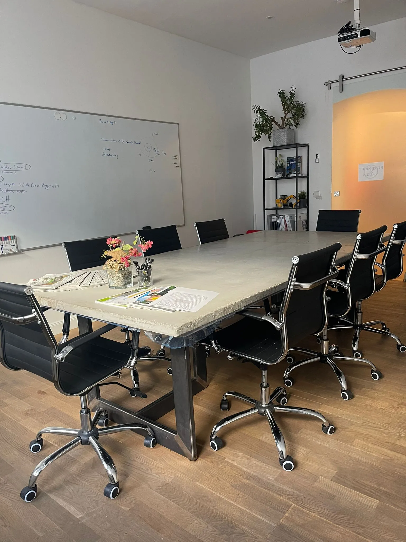 Rigaer 3: Hauptraum mit hohen Decken, langer Tafel an der Wand und Holzdielen – als Workshop- und Meetingraum eingerichtet.